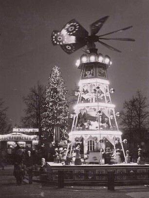 Dresden. Striezelmarkt 1978 auf dem Altmarkt. Weihnachtspyramide