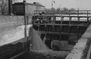 Vereistes Stemmtor der alten Schleuse Herne-West/Rhein-Herne-Kanal