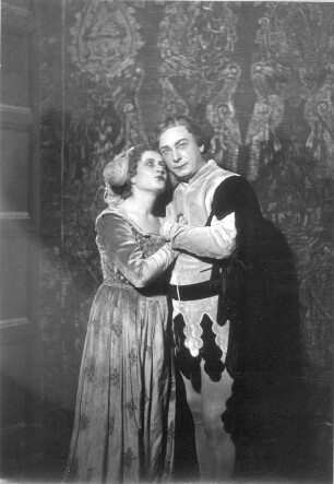 Falstaff. Oper von G. Verdi mit Robert Burg in der Titelpartie, Helene Jung als Mrs. Meg Page, Irma Tervani als Mrs. Quickly (Frau Fluth), Grete Merrem-Nikisch als Ännchen Ford, Liesel von Schuch als Alice Ford, Heinrich Tessmer als Dr. Cajus, Ludwig Eybisch als Fenton, Waldemar Staegemann als Ford, Julius Puttlitz als Pistol und Hanns Lange als Bardolph. Staatsoper Dresden, Neueinstudierung 5.1.1924. Fotografie (Negativabzug auf Papier) von Ursula Richter
