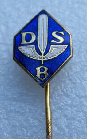 Verbandsabzeichen Deutscher Stenografenbund (mit langer Nadel) : Sammlung Beinhorn. Verbandsabzeichen Deutscher Stenografenbund (DSB mit geflügelter Feder auf blauem Grund, mit langer Nadel). Email, Metall; Maße (ohne Nadel) 15,5 x 11 mm (nach 1947). Dresden: SLUB R c 0188