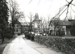 Radebeul, Barkengasse 8. Villa "Haus Wettinhöhe" (ehemalige Gaststätte) (1880). Zufahrt