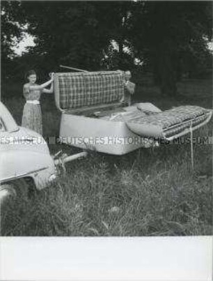 Autoanhänger mit ausklappbaren Camping-Betten