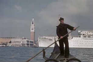Venedig. Blick aus einer Gondel zum Markusplatz und auf die MILWAUKEE : Reisefotos Italien. Venedig. Gondoliere. Blick zum Markusturm und dem vor dem Markusplatz ankernden Passagierschiff "Milwaukee"