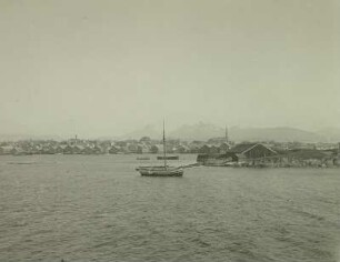 Bodø. Blick vom Passagierschiff Monte Sarmiento auf die Fischerstadt und Pier