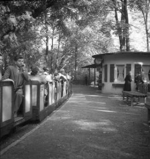 Dresden-Altstadt. Großer Garten. Ausflug mit der Pioniereisenbahn. Zug in einem Bahnhof