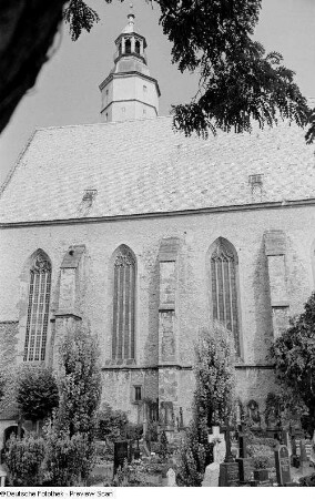Südseite des Chores der Hauptkirche Sankt Marien sowie Grabmale auf dem Hauptfriedhof