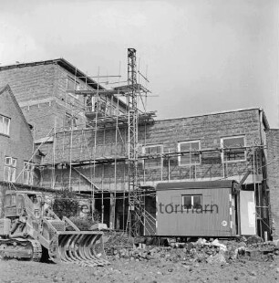 Firma Carl Hoffmann: Hindenburgstraße: Elektrohandel: Abriss der alten Gebäude: Rückfront: vorn rechts Baubude: links Bagger: dahinter teilweise eingerüstete Gebäude: 24. Mai 1968