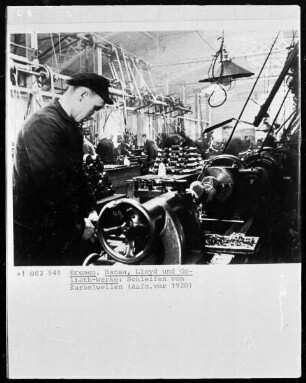 Arbeiter beim Schleifen von Kurbelwellen in den Hansa-, Lloyd- und Goliath-Werken