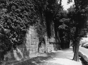 Stadtbefestigung und Uferpromenade; Frankfurt, Batterie , Am Main , Höchster Schloßplatz