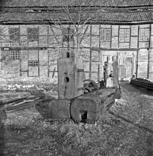Drahtmühle: Restaurierung: vorn Mühlenwerk der Papiermühle mit Holzbohlen: dahinter Baum: links Stapel mit Brettern: hinten rechts Brücke
