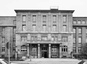 Dresden-Johannstadt, Fetscherstraße 74. Ehemaliges König-Georg-Gymnasium ((jetzt TU Dresden, Medizinische Fakultät); 1907; H. Erlwein). Haupteingangsfront (Teilansicht)