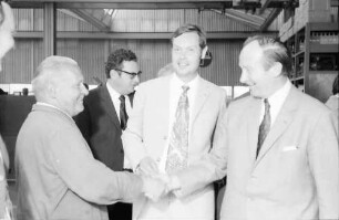 Lehen; Freiburg: Eisengießerei Raimann; Ministerpräsident Dr. Filbinger mit Werksangehörigen und Raimann
