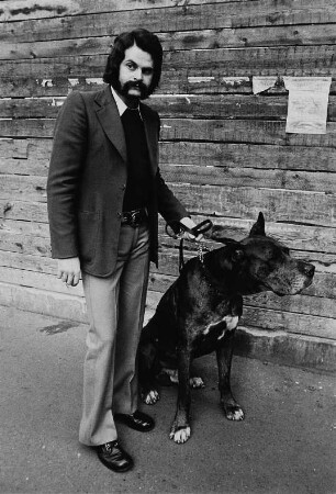 Junger Mann mit Hund aus der "Váci utca"
