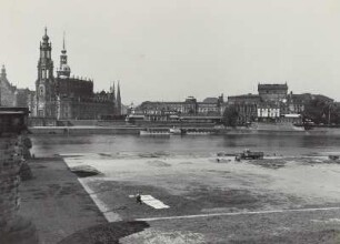 Dresden, Blick vom Neustädter Elbufer nach Süden auf Katholische Hofkirche und Theaterplatz