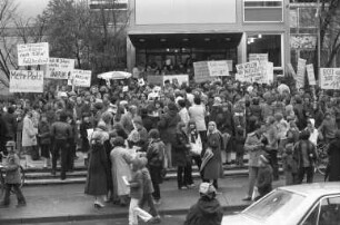 Max-Planck-Gymnasium. Demonstration von Elternbeirat, Schülerinnen und Schülern sowie Lehrkräften gegen die Raumnot