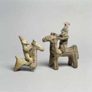 Zwei Statuetten: Pferd und Reiter