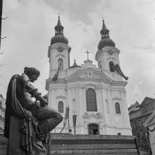 Statue vor der Marien-Magdalenenkirche in Karlsbad (Karlovy Vary)