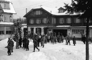 Hinterzarten: Wintersportler kommen aus Bahnhof