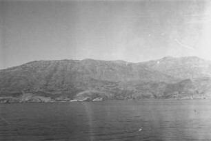 Südküste von Kreta westlich von Kap Lithinos : Die Südküste von Kreta westlich von Kap Lithinos vom Wasser aus aufgenommen. Sichtbar sind Kliffbildung und Erosionsfurchen