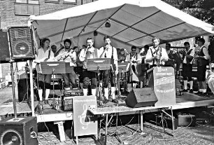 Weinfest: Livemusik der Oberspießheimer Musikanten an der Großen Straße