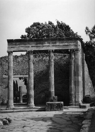 Pompeji. Forum triangulare. Portikus