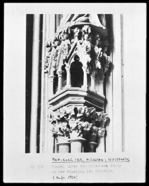 Sockel Relief