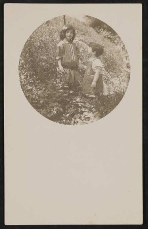 Christiane und Franz von Hofmannsthal als Kinder Hand in Hand auf einer Wiese, wohl im Garten von Rodaun