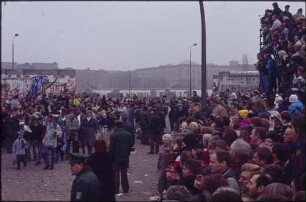 Feierlicher Empfang von DDR-Bürgern am provisorischen Grenzübergang am Potsdamer Platz