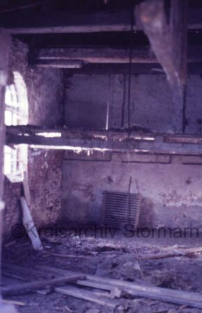 Blumendorf: Gut: westliches Torhaus: Innenansicht: Rundbogenfenster in Südwand