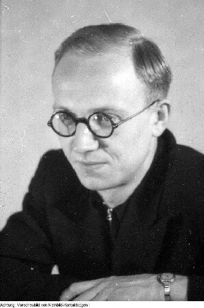 Horst Sindermann (Portrait), SPD-Funktionär, 1945? in die Kommunistische Partei Deutschlands (KPD) gewechselt. Hier als Redaktionsmitglied der KPD-Zeitung "Volksstimme" in Dresden, Sommer 1945
