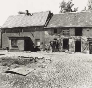 Stallgebäude : Vierseithof (2. H. 19. Jh.). Wohnhaus und linkes Stallgebäude