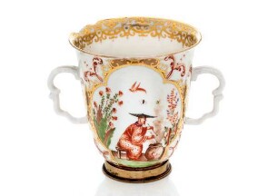 Becherförmige Henkeltasse mit Chinoiserien
