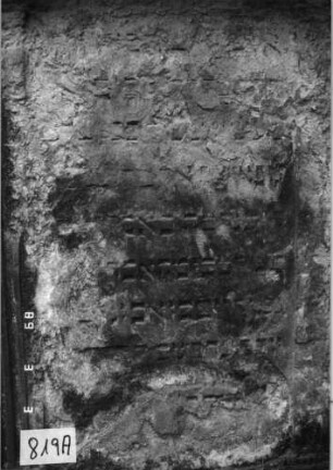 Grabstein 819 (Index: 99751480) Material: Sandstein Zustand: abgeblätt/verwitt/fast völl. Textverlust Maße HxBxT: 152x67x10 cm Beschreibung: ädikulaartige Stele mit Pilastern, Sockel, Giebel Symbolik: zwei Tauben, Eichenzweige als Kranz: Grabstein 819A
