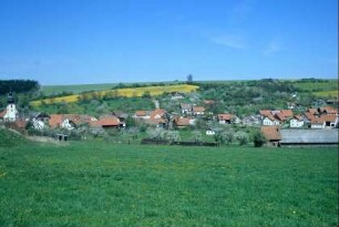 Blick über den Ort vom Fuße des Großen Gleichbergs