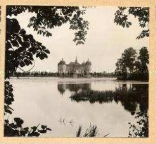 Blick über einen See auf die Moritzburg in Dresden