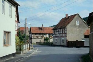 Dorfstraße, Fachwerkhäuser, OG oft mit Fachwerk, Satteldächer