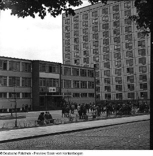Hochhaus Terrassenufer (verschiedene Ansichten, Blick von oben, Modell der Carola-Brücke?, Spielplatz, Brückenskulptur der alten Carolabrücke)