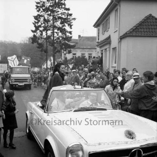 Karpfenfest: Umzug: "Miß Germany" Gesine Froese stehend im offenen Cabriolet: Autogrammjäger: am Straßenrand Zuschauer: hinten Wagen mit Wappenschildern, 12. Oktober 1969