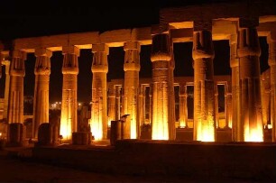 Luxor - Beleuchteter Luxor-Tempel : Säulenhalle des Luxor-Tempels am Abend, aufgenommen 2006 in Luxor