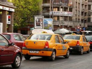 Bukarest. Dauerverkehrsstau im Zentrum, Calea Victoriei Straße, vorn zwei typische Taxis