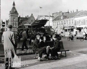 Dänemark. Rathausplatz in Esbjerg (Jugendliche sitzen auf einer Bank)