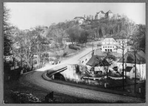 Hier führt die Straße über die Eisenbahn nach Wolkenstein