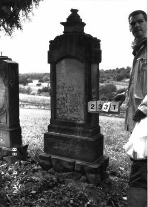 Grabstein 2331 (Index: 100097493) Maße HxBxT: 193x54x22 cm: Grabstein 2331