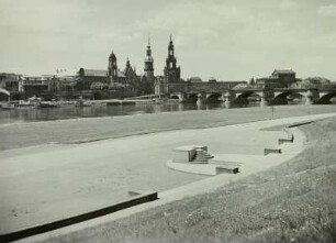 Dresden, Blick vom Kundgebungsplatz am Neustädter Elbufer vor dem Finanzministerium (1933-1936 neu gestaltet) auf die Altstadt : Dresden, Augustusbrücke