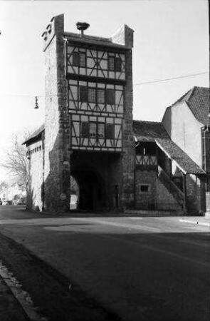 Cernay, Sennheim: Thanner Tor, Porte de Thann, Ansicht von der Stadtseite, Stadtmuseum im Turm