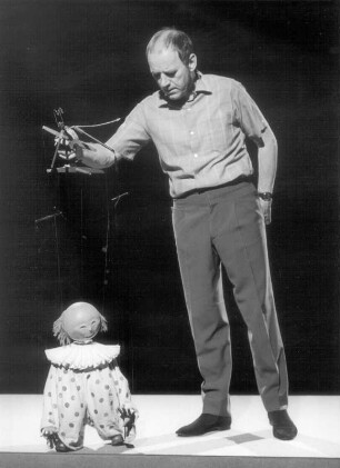 Albrecht Roser mit der Puppe "Clown Pünktchen"