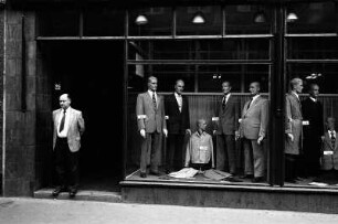 Blick auf das Schaufenster eines Herrenbekleidungsgeschäftes : Blick auf das Schaufenster eines Herrenbekleidungsgeschäftes in Rostock (Deutschland, DDR)