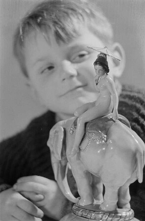 Porträt eines Jungen ( Lothar) mit einer Porzellanfigur