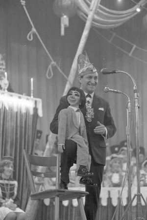 Prunksitzung der Durlacher Karnevalsgesellschaft Blau-Weiß 1951 in der Festhalle Durlach.