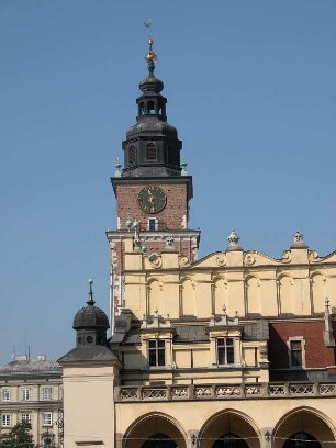 Rathausturm und Tuchhallen am Hauptmarkt, von Südosten